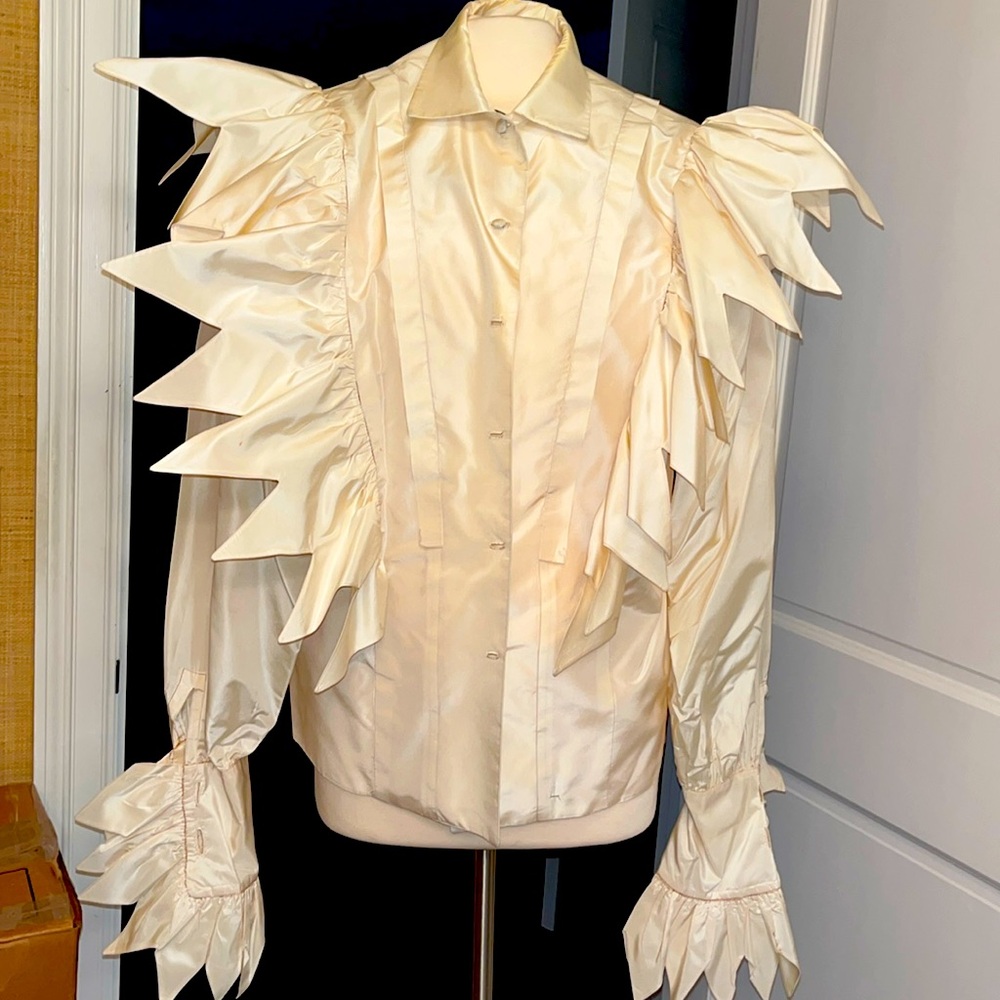 Custom-made Silk blouse  by designer Milo (Dallas )  
à la Chanel size 10/12